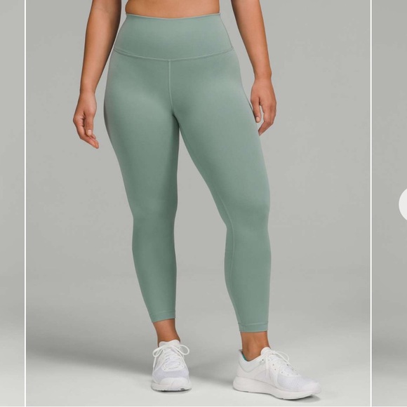 Like New Lululemon Matching Set. Size Top 6/Bottom 4 - Picture 9 of 10